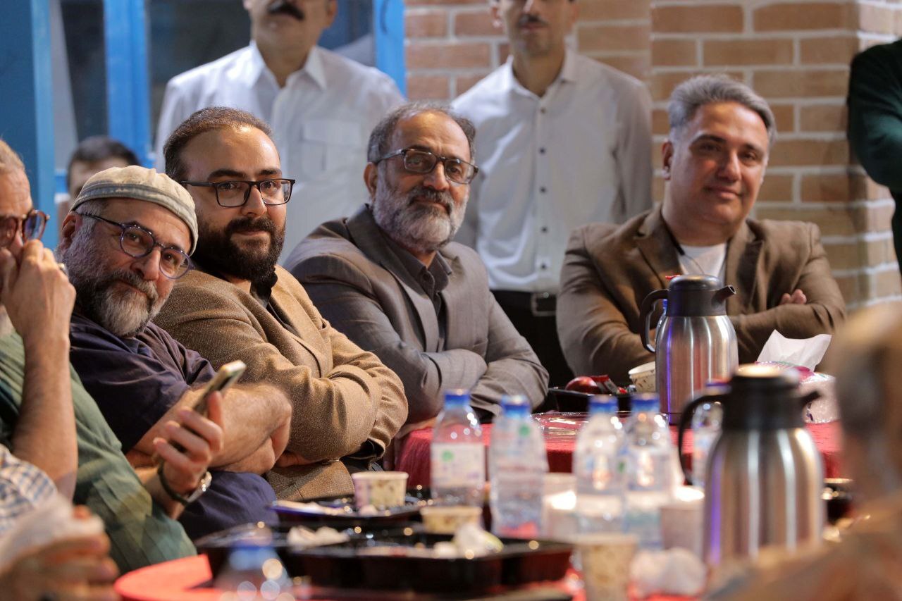 تئاتریها به مناسبت هفته دفاع مقدس دورهم جمع شدند تئاتریها به مناسبت هفته دفاع مقدس دورهم جمع شدند