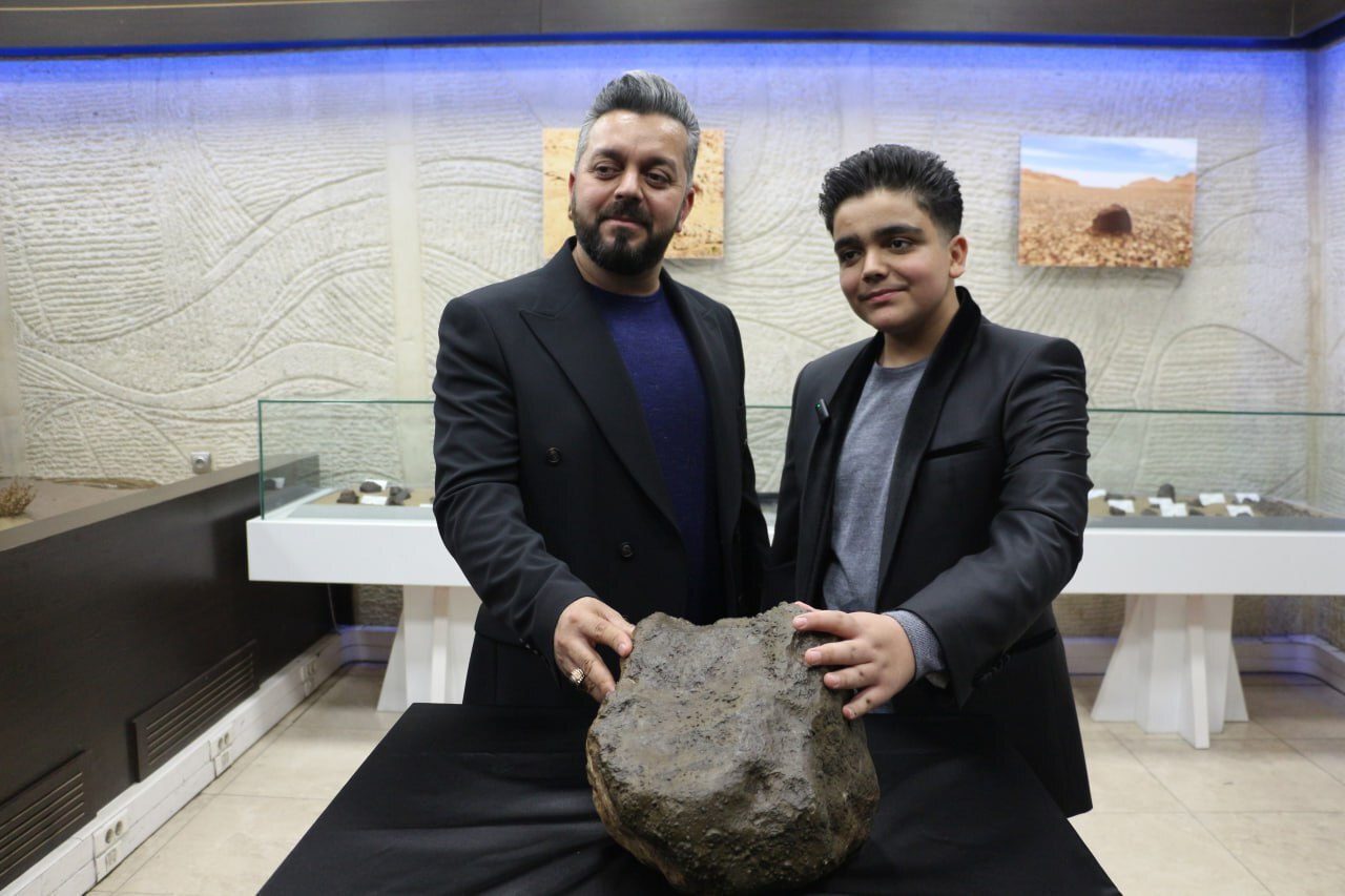 بزرگترین شهاب‌سنگ سیارکی ایران و خاورمیانه در برج آزادی رونمایی شد+عکس