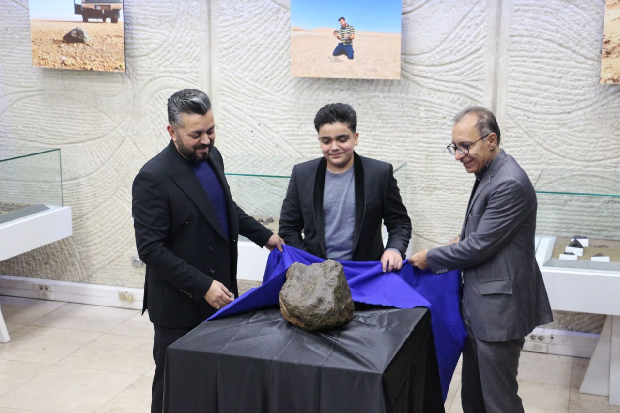 بزرگترین شهاب‌سنگ سیارکی ایران و خاورمیانه در برج آزادی رونمایی شد+عکس