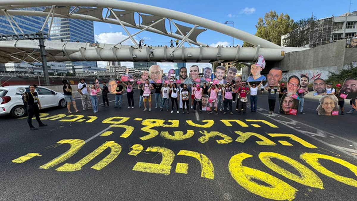 خانواده‌های اسرای اسرائیلی با مسدود کردن خیابان ایالون در تل‌آویو خواستار توقف جنگ شدند