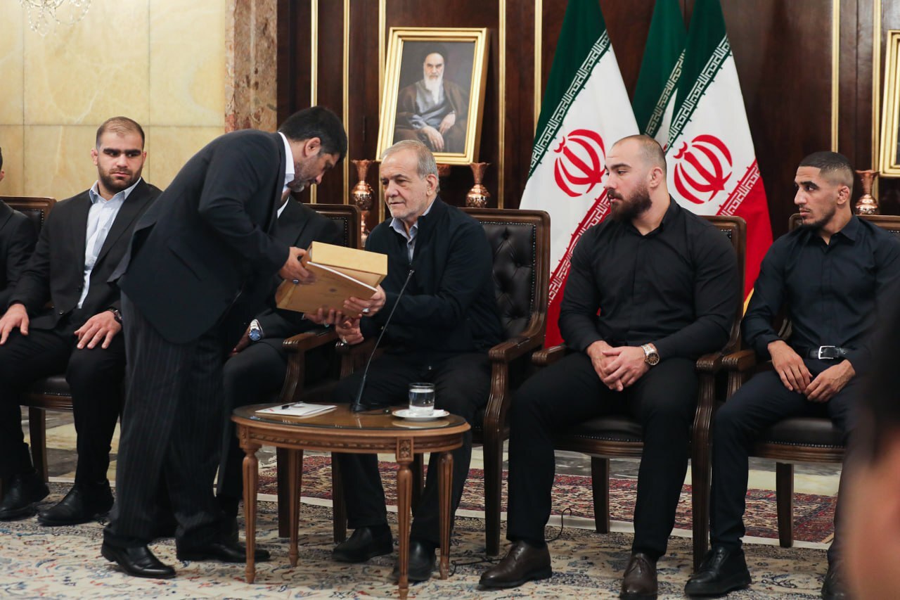 مراسم تجلیل از قهرمانان کشتی توسط رئیس جمهور برگزار شد مراسم تجلیل از قهرمانان کشتی توسط رئیس جمهور برگزار شد