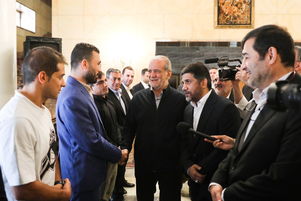 مراسم تجلیل از قهرمانان کشتی توسط رئیس جمهور برگزار شد