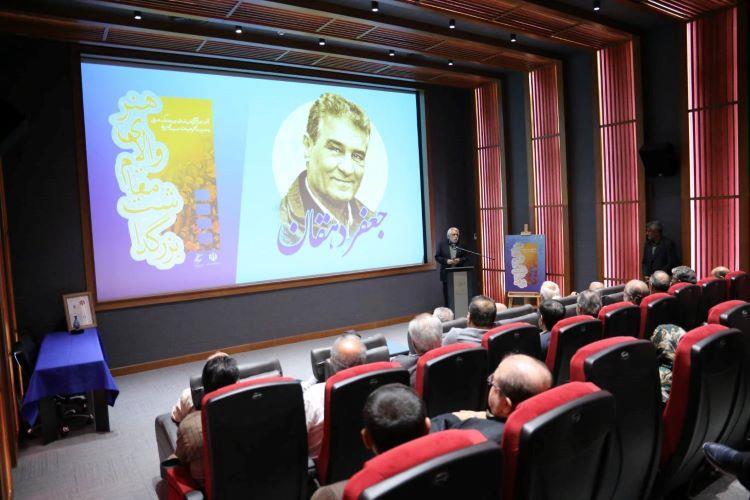 تقدیر از پرکارترین بازیگر سینمای دفاع مقدس/ «جعفر دهقان» نشان درجه‌یک هنری گرفت