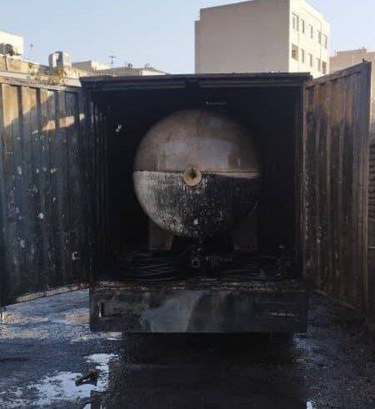 آتش‌سوزی در کارگاه شارژ سیلندر گاز مایع در مسعودیه  مصدومیت دو نفر و یک آتش‌نشان+ فیلم