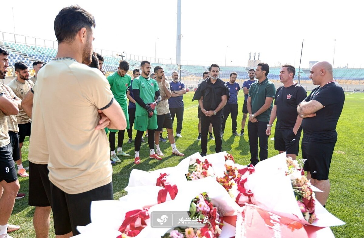 تشکر از خانبان و تقدیر از مربیان در حاشیه تمرین پرسپولیس