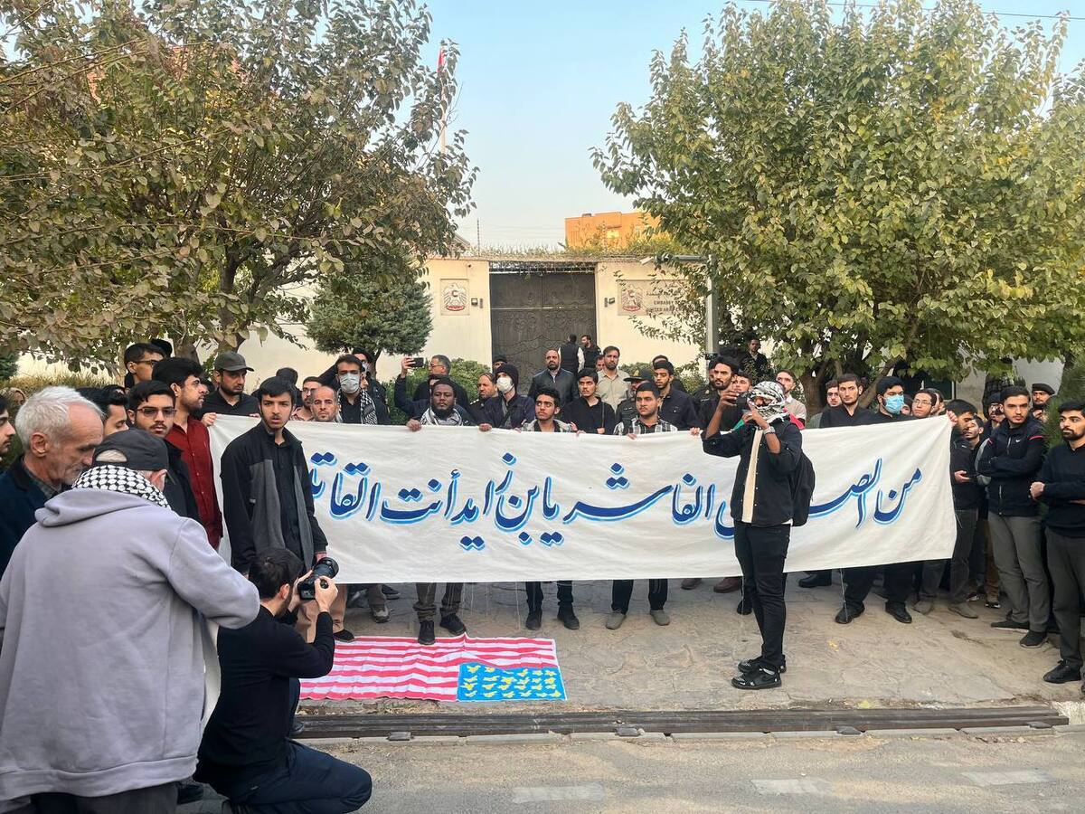 دانشجویان انقلابی مقابل سفارت امارات تجمع کردند  محکومیت حمایت ابوظبی از نسل‌کشی مسلمانان سودان