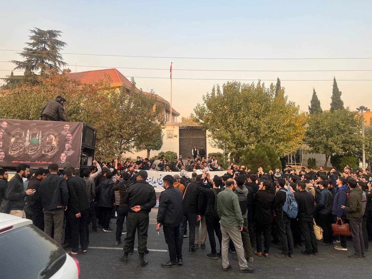 دانشجویان انقلابی مقابل سفارت امارات تجمع کردند/ محکومیت حمایت ابوظبی از نسل‌کشی مسلمانان سودان