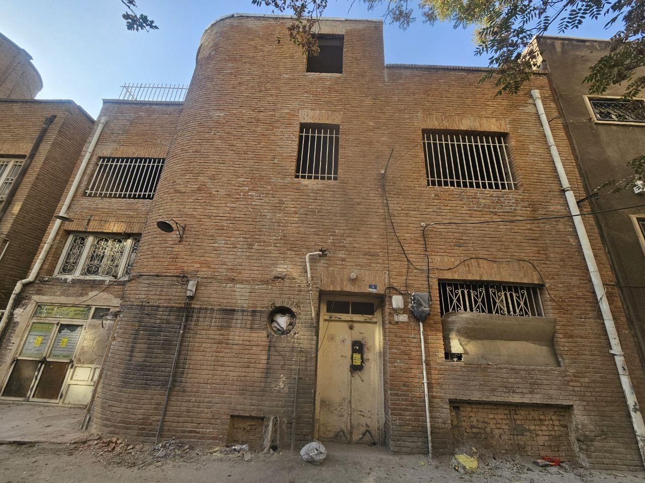 خانه تاریخی آیتالله طالقانی در آستانه تخریب؛ نه از کتابخانه خبری هست و نه از مرمت میراث فرهنگی! خانه تاریخی آیتالله طالقانی در آستانه تخریب؛ نه از کتابخانه خبری هست و نه از مرمت میراث فرهنگی!