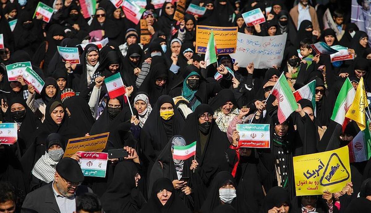 آغاز راهپیمایی یوم‌الله ۱۳ آبان از دفتر مقام معظم رهبری تا حرم کریمه اهل‌بیت در قم