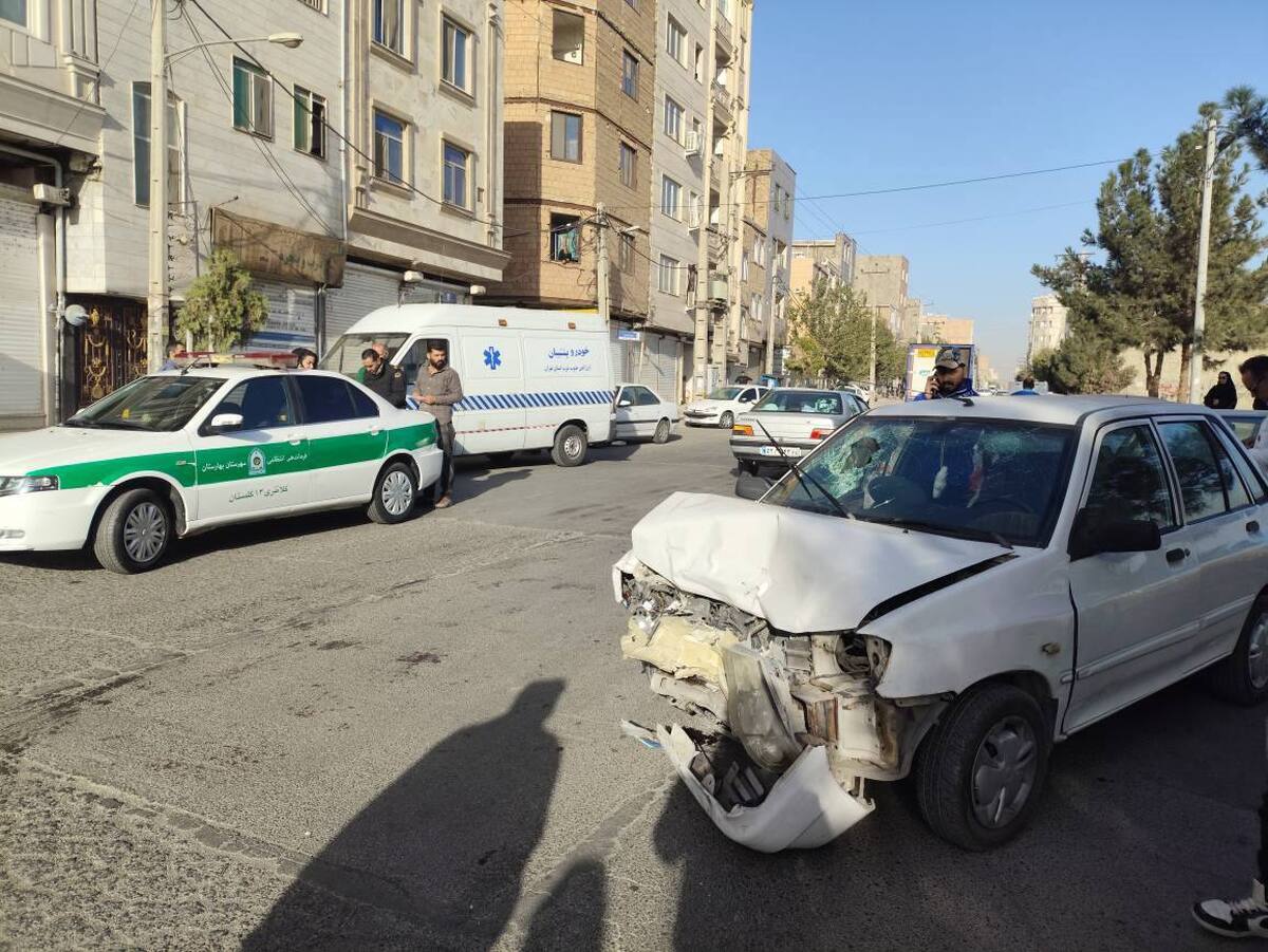 تصادف سه دستگاه سرویس مدرسه در جنوب‌غرب تهران   انتقال ۱۵ دانش‌آموز به بیمارستان