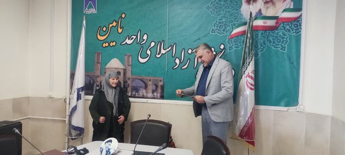 دانشجوی ۷۰ ساله نخستین مدرک الکترونیکی دانشگاه آزاد نائین را دریافت کرد