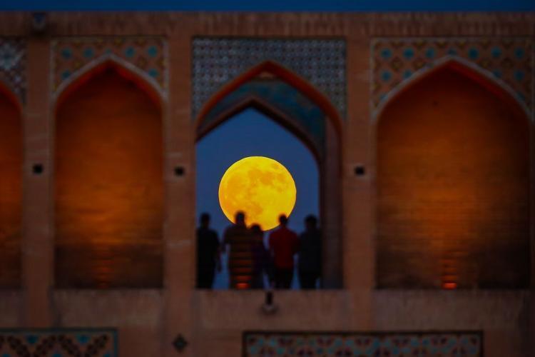 طلوع ابرماه از کنار پل خواجو (عکس از رسول شجاعی)