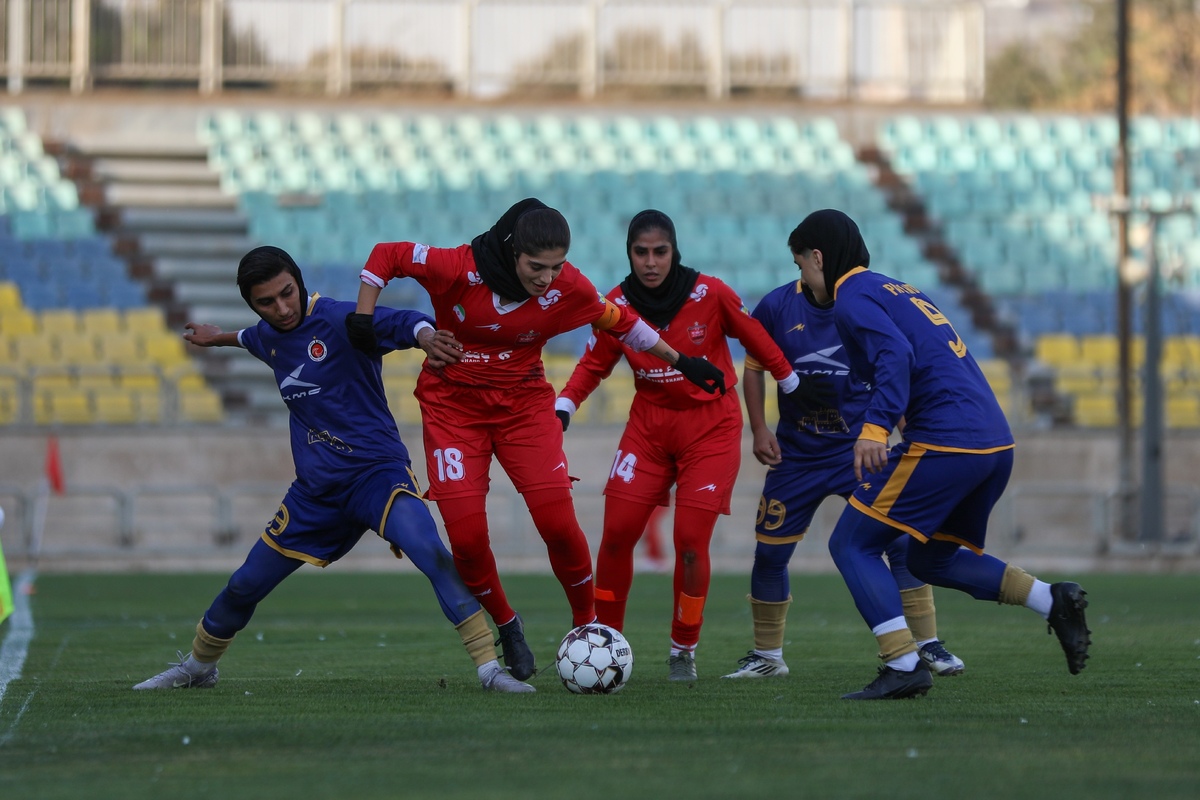 مسئولیت حضور هوادار استقلال به همراه پرچم این تیم با خاتون بم نیست مصاحبه بازیکن ما غیر حرفه ای و شخصی بود 