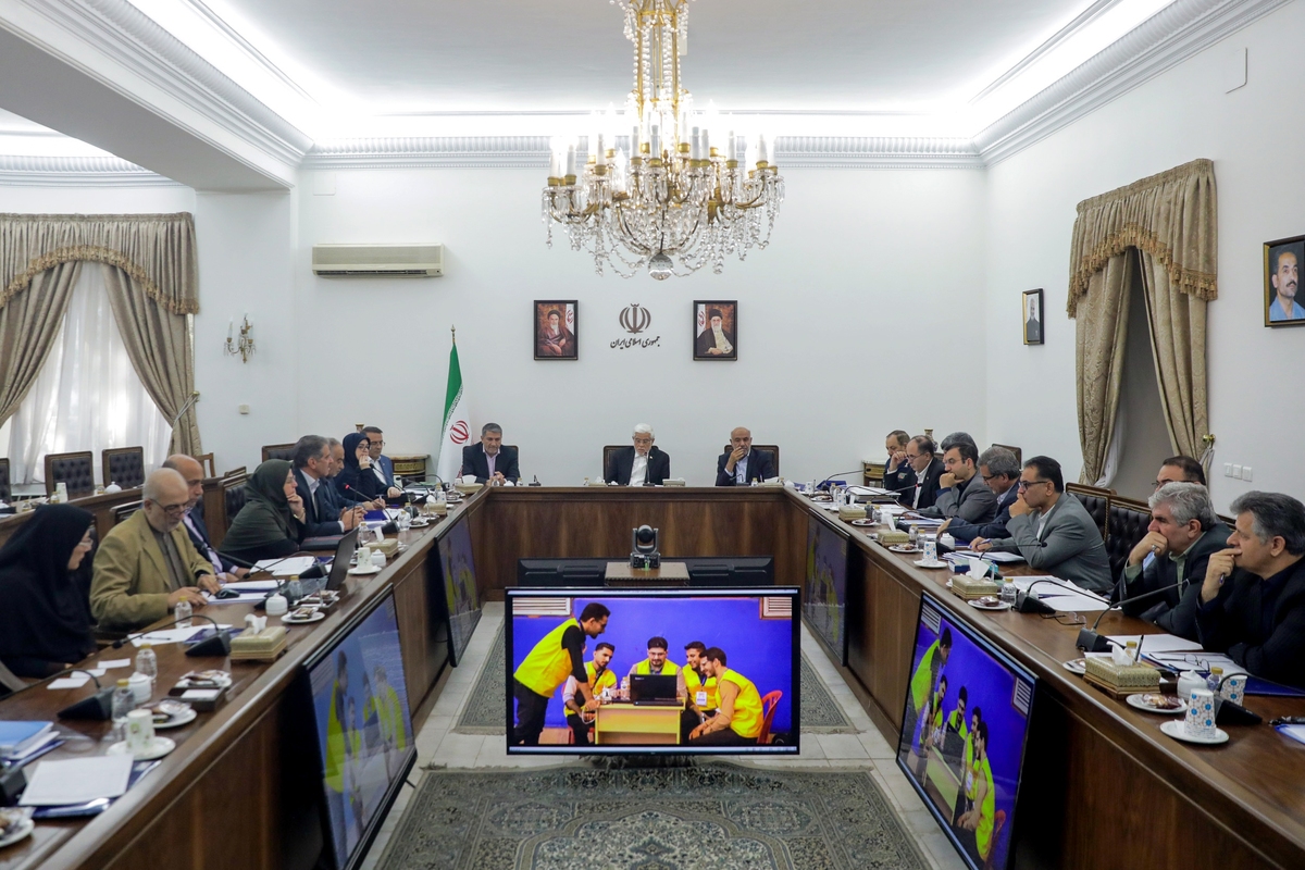 عارف: اتکا و تمرکز دولت بر فناوری‌های پیشرفته، مهارت‌آموزی و آموزش و پرورش است