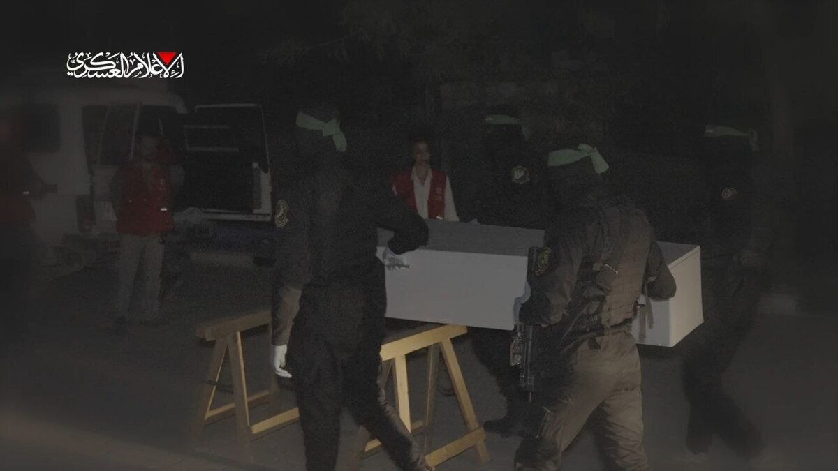 تحویل پیکر یکی از اسرای صهیونیست توسط کتائب القسام در چارچوب «توافق طوفان الاقصی»