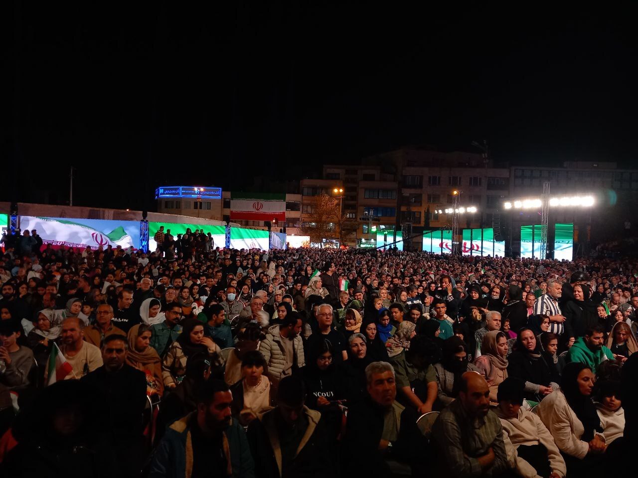 رویداد فرهنگی «مقابل ایران دوباره زانو می‌زنید» با حضور مردم در میدان انقلاب برگزار  شد