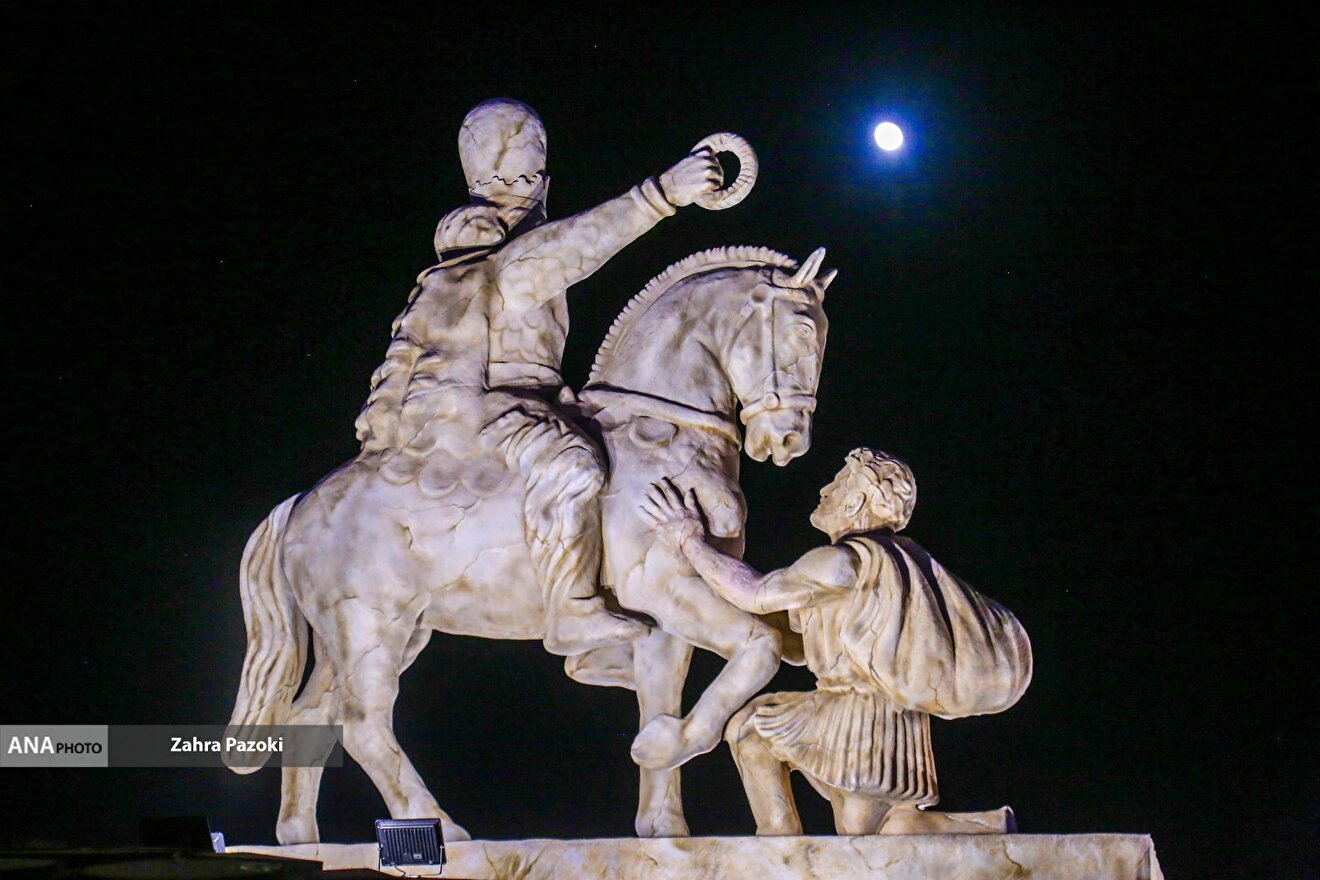 رونمایی مجسمه «زانو زنندگان برابر ایران»