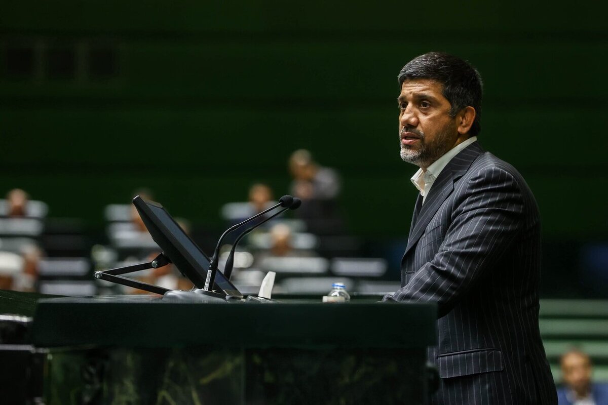 دبیر: یک عکس از بوئین‌زهرای تختی نیست، آقایان هر جا می‌روند ۶ دوربین می‌برند!  فکر قهرمانی که می‌گفت خودکشی بالاتر از شهادت است، خطرناک است