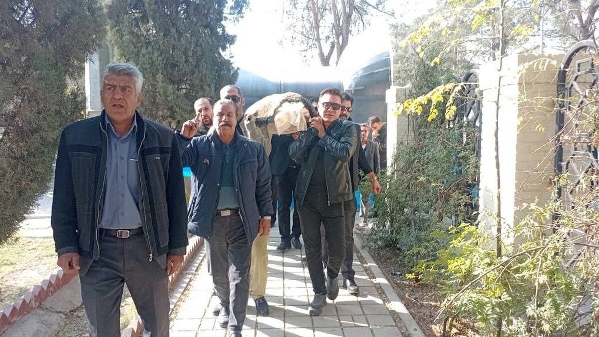 گلایه فرشید نوابی از مهران احمدی در تشییع غریبانه مسعود رشیدی  آقای سوپراستار! چرا نیامدی؟+فیلم