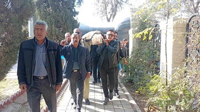 گلایه فرشید نوابی از مهران احمدی در تشییع غریبانه مسعود رشیدی/ آقای سوپراستار! چرا نیامدی؟+فیلم