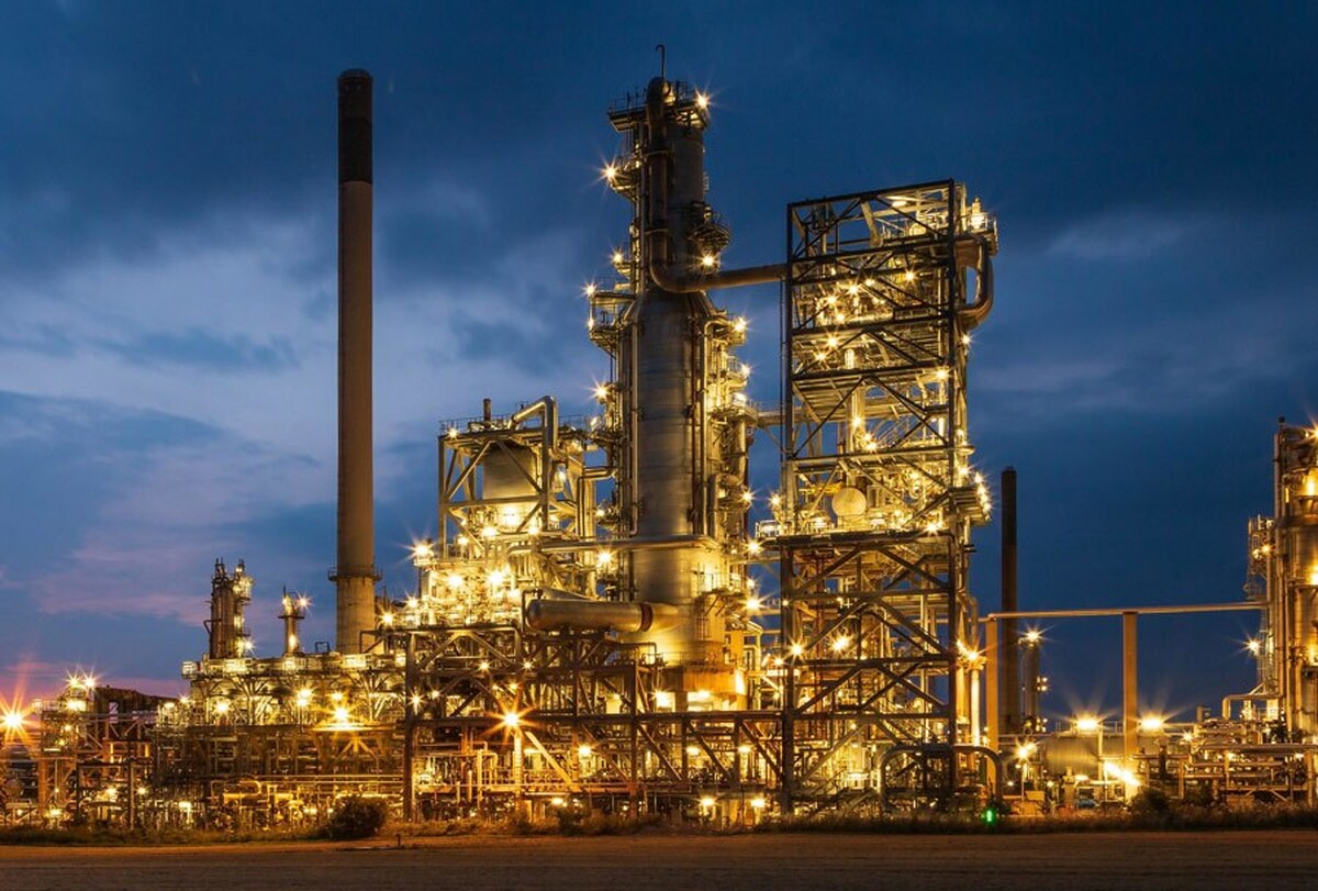 جشن سود ۱۲۶ هزار میلیارد تومانی در سایه نوسانات ارز  روی تاریک رشد درآمدی هلدینگ خلیج فارس دیده نشد