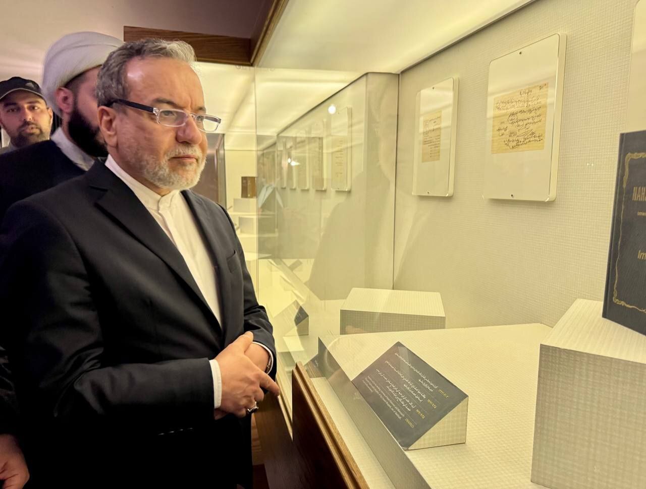 بازدید عراقچی از منزل رهبر انقلاب در مشهد