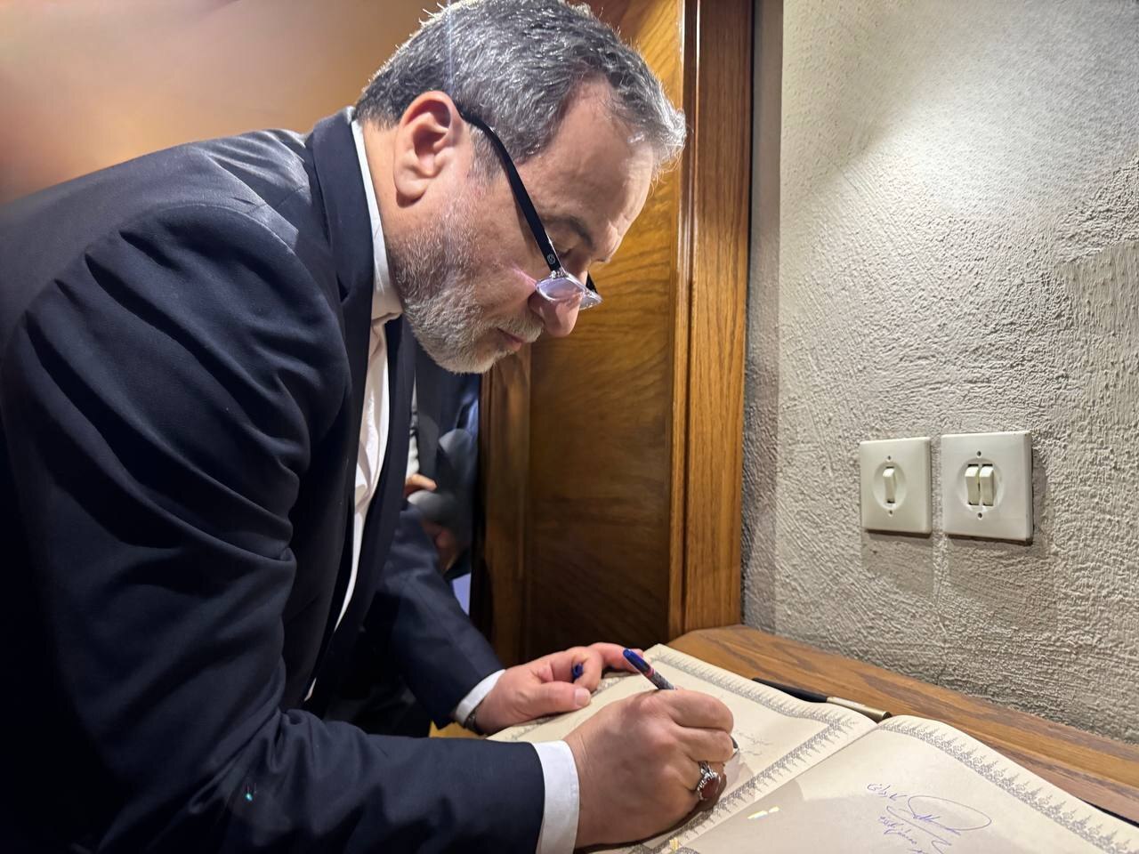 بازدید عراقچی از منزل رهبر انقلاب در مشهد بازدید عراقچی از منزل رهبر انقلاب در مشهد