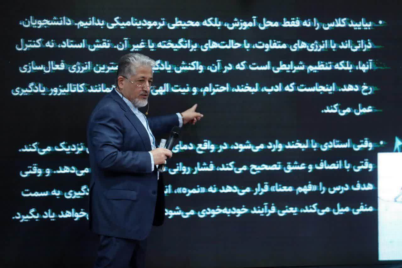 استاد باید فراتر از آموزش روح و معنا را به کلاس درس بیاورد استاد باید فراتر از آموزش روح و معنا را به کلاس درس بیاورد