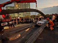 واژگونی کامیون حامل میلگرد در بلوار کوهسار/ نجات راننده محبوس توسط آتش‌نشانان