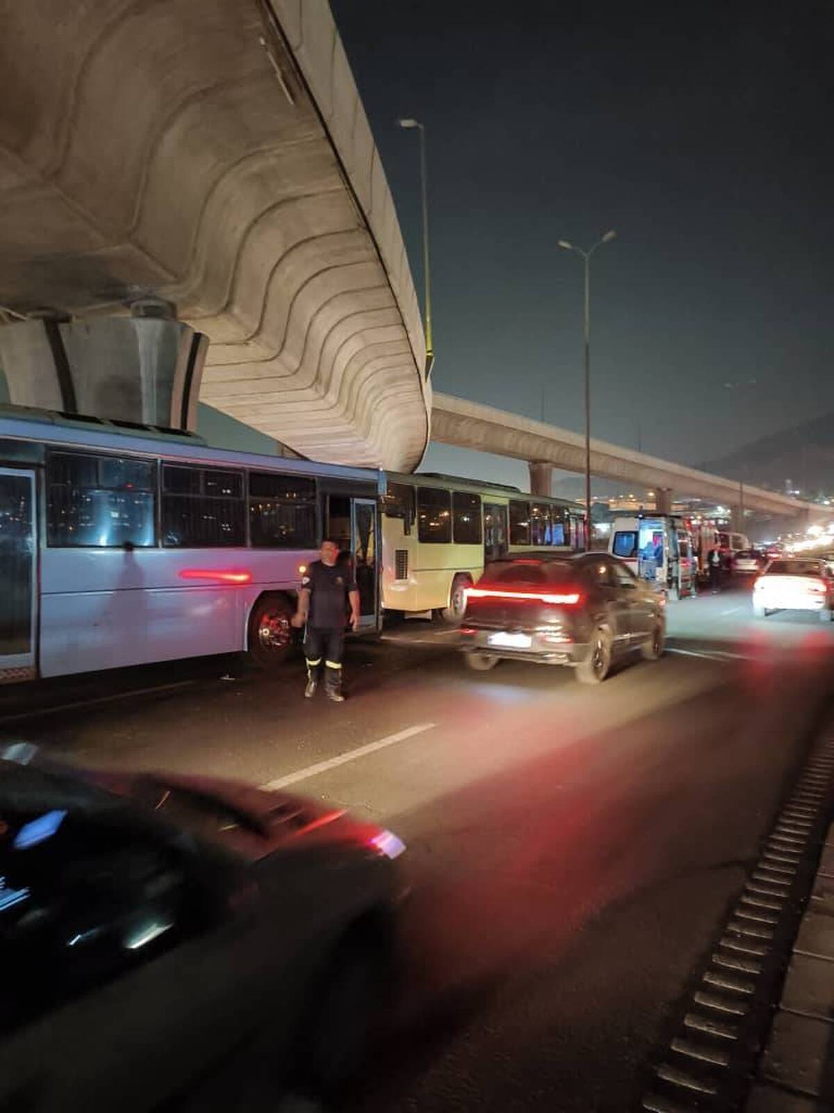 تصادف زنجیره‌ای در بزرگراه همدانی  نجات راننده محبوس از داخل مینی‌بوس