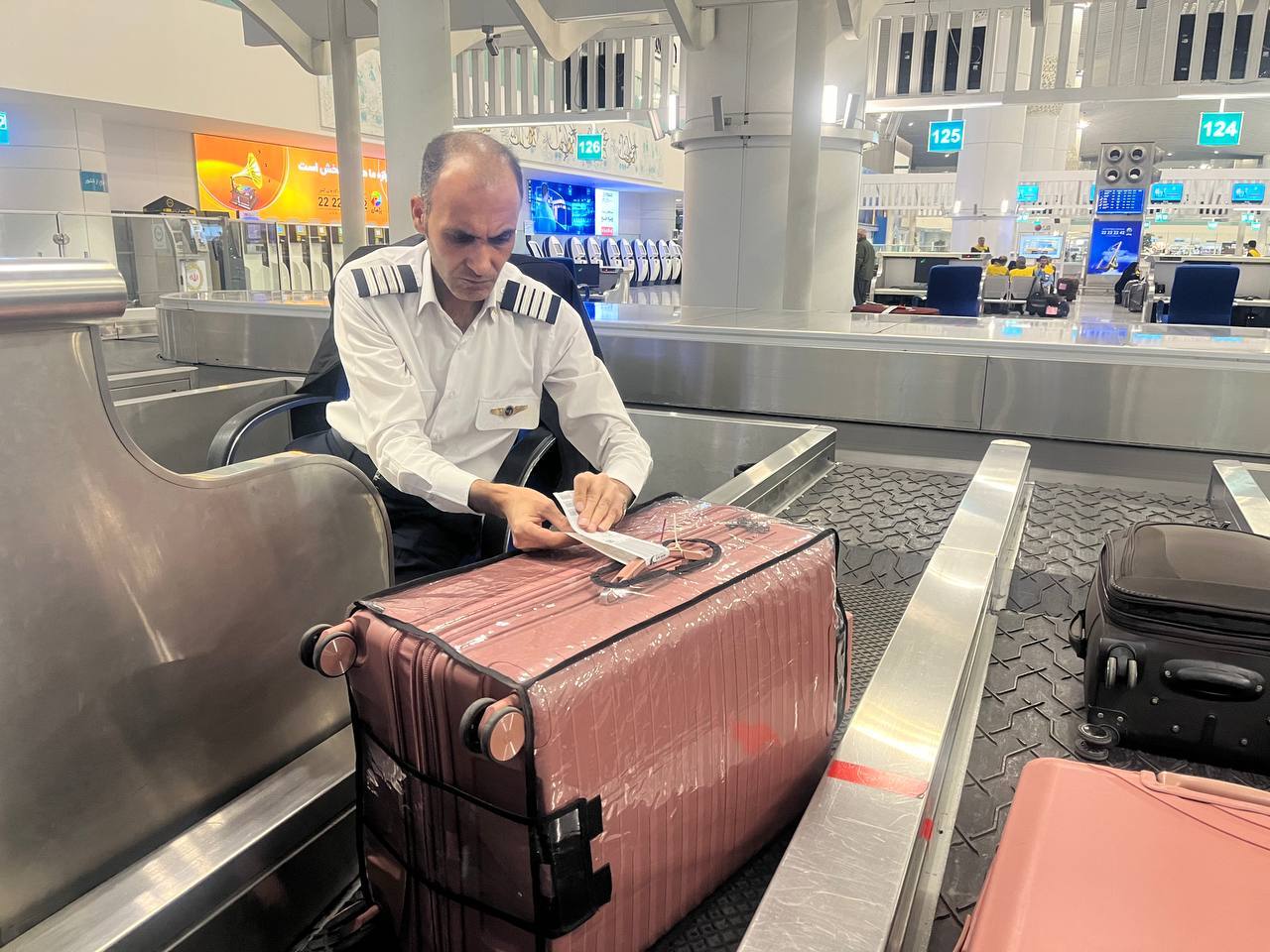 لحظه سوار شدن؛ دلهایی که به پرواز درمیآیند پرواز دلها از «ترمینال سلام» تا مدینهالنبی؛ روایت لحظههای اشک و دعا در سفر دانشجویان به مدینه