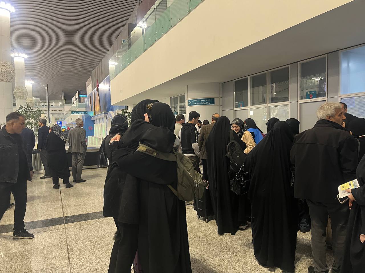 لحظه وداع مادر و دختر پرواز دلها از «ترمینال سلام» تا مدینهالنبی؛ روایت لحظههای اشک و دعا در سفر دانشجویان به مدینه