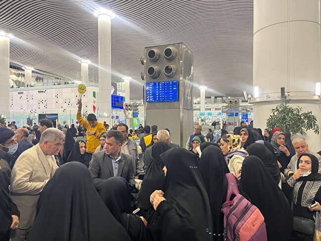 پرواز دل‌ها از «ترمینال سلام» تا مدینه‌النبی؛ روایت لحظه‌های اشک و دعا در سفر دانشجویان به مدینه