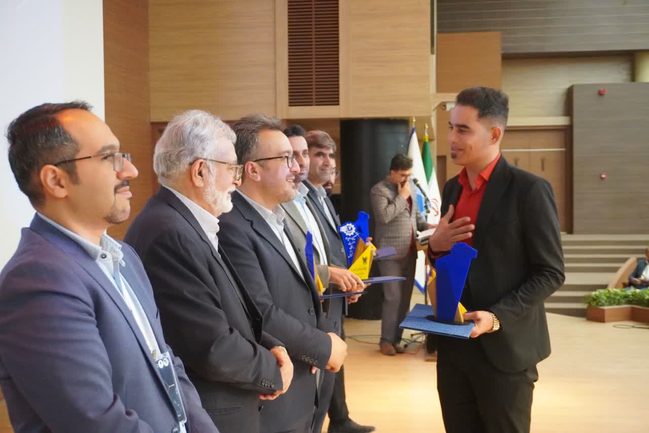 تأکید بر تربیت متخصصان متعهد با پیوند آموزش حرفهای و تعالیم دینی تأکید بر تربیت متخصصان متعهد با پیوند آموزش حرفهای و تعالیم دینی