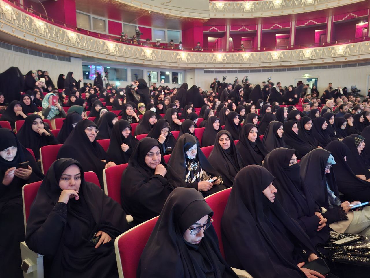 آغاز رونمایی تقریظ رهبر انقلاب بر کتاب‌های «خانوم ماه» ، «تب ناتمام» و «همسفر آتش و برف»