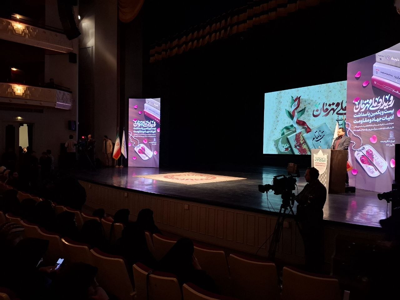 آغاز رونمایی تقریظ رهبر انقلاب بر کتاب‌های «خانوم ماه» ، «تب ناتمام» و «همسفر آتش و برف»