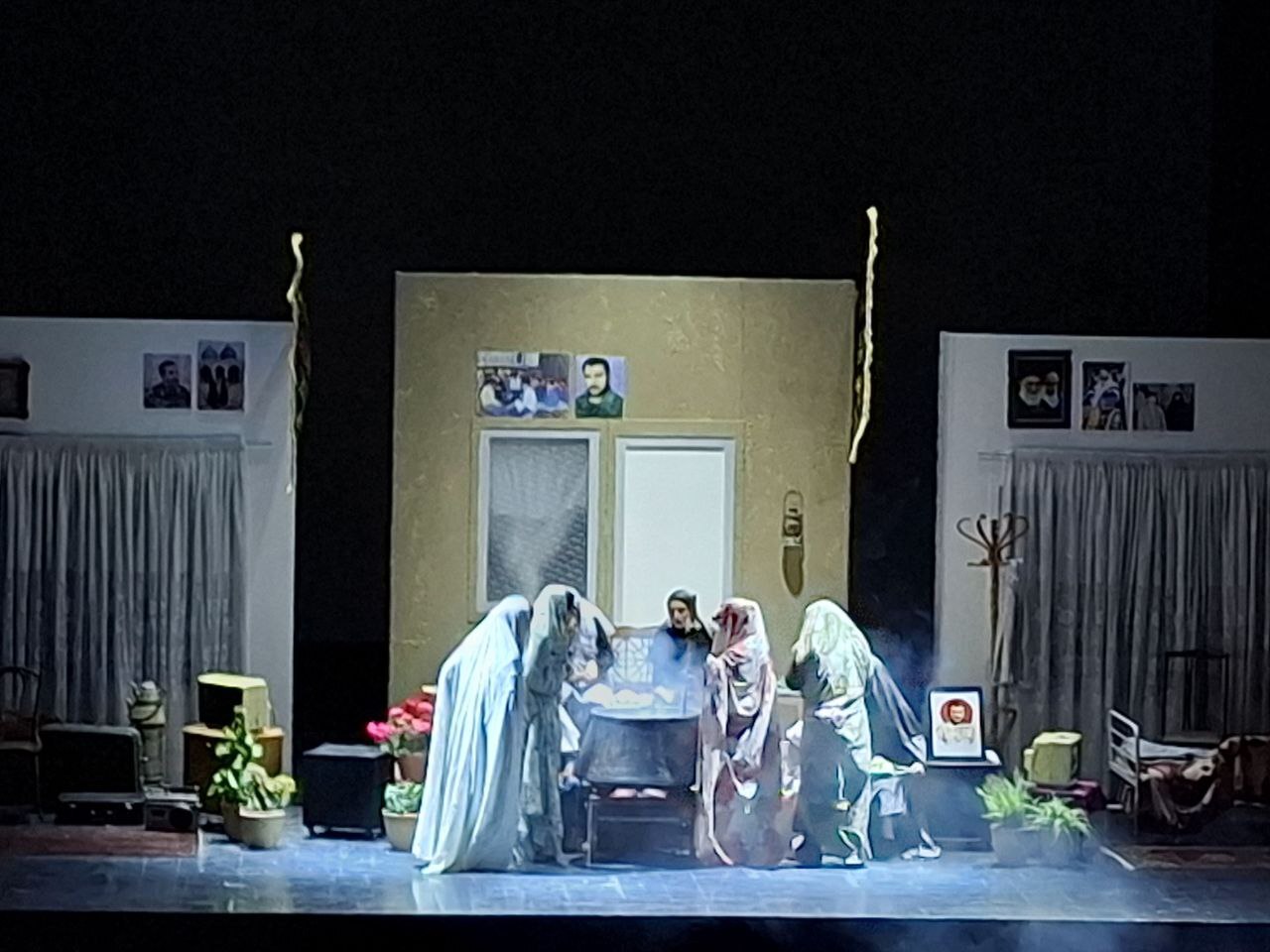 آغاز رونمایی تقریظ رهبر انقلاب بر کتاب‌های «خانوم ماه» ، «تب ناتمام» و «همسفر آتش و برف»