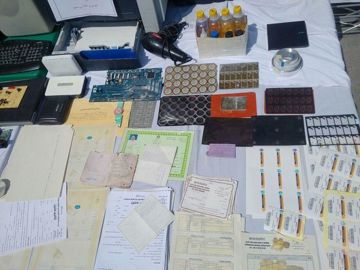 ضربه پلیس آگاهی به باند حرفه‌ای مدارک بین‌المللی جعلی  کشف ۱۶۰ گواهینامه تقلبی