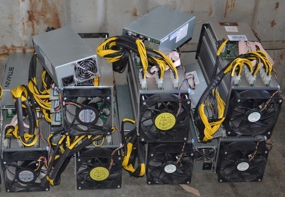 کشف بیش از ۱۳۰ دستگاه استخراج ارز دیجیتال قاچاق در مهران و لنجان