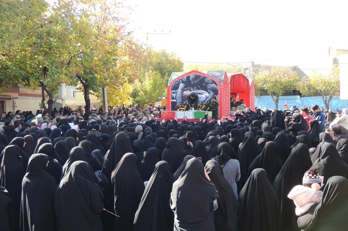 وداع دانشگاهیان دانشگاه آزاد با ۸ شهید گمنام