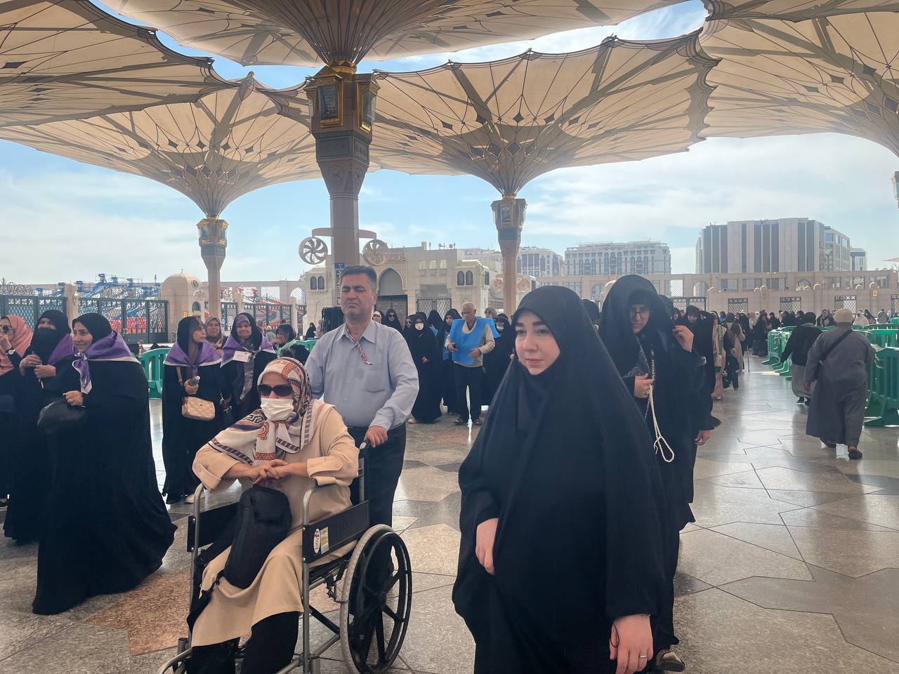 ورود آرام دانشجویان؛ آغاز تجربهای تازه آرامشِ دانشجویی زیر سایه گنبد سبز؛ تجربهای از زیارت فاطمیه در مدینه