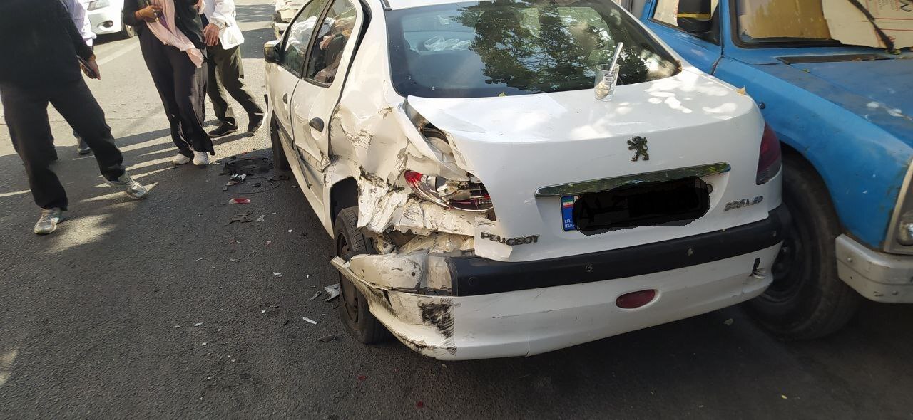 تصادف زنجیره‌ای کامیون با ۱۵ خودرو در بلوار سیمون بولیوار تهران