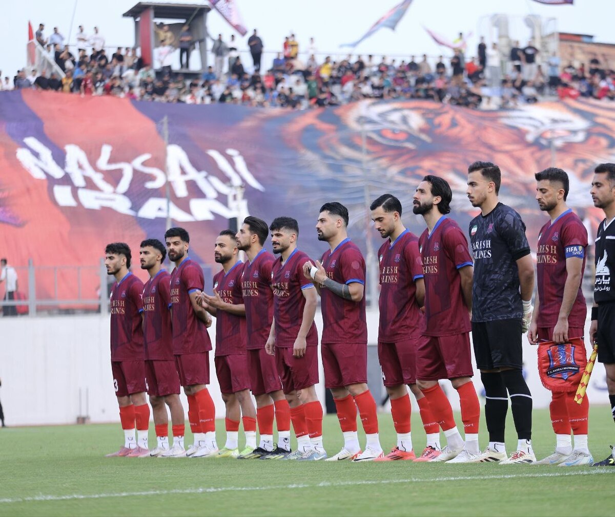 اتفاق عجیب در رشت؛ دیدار داماش گیلان و نساجی متوقف شد  هجوم تماشاگران به درون زمین! +فیلم