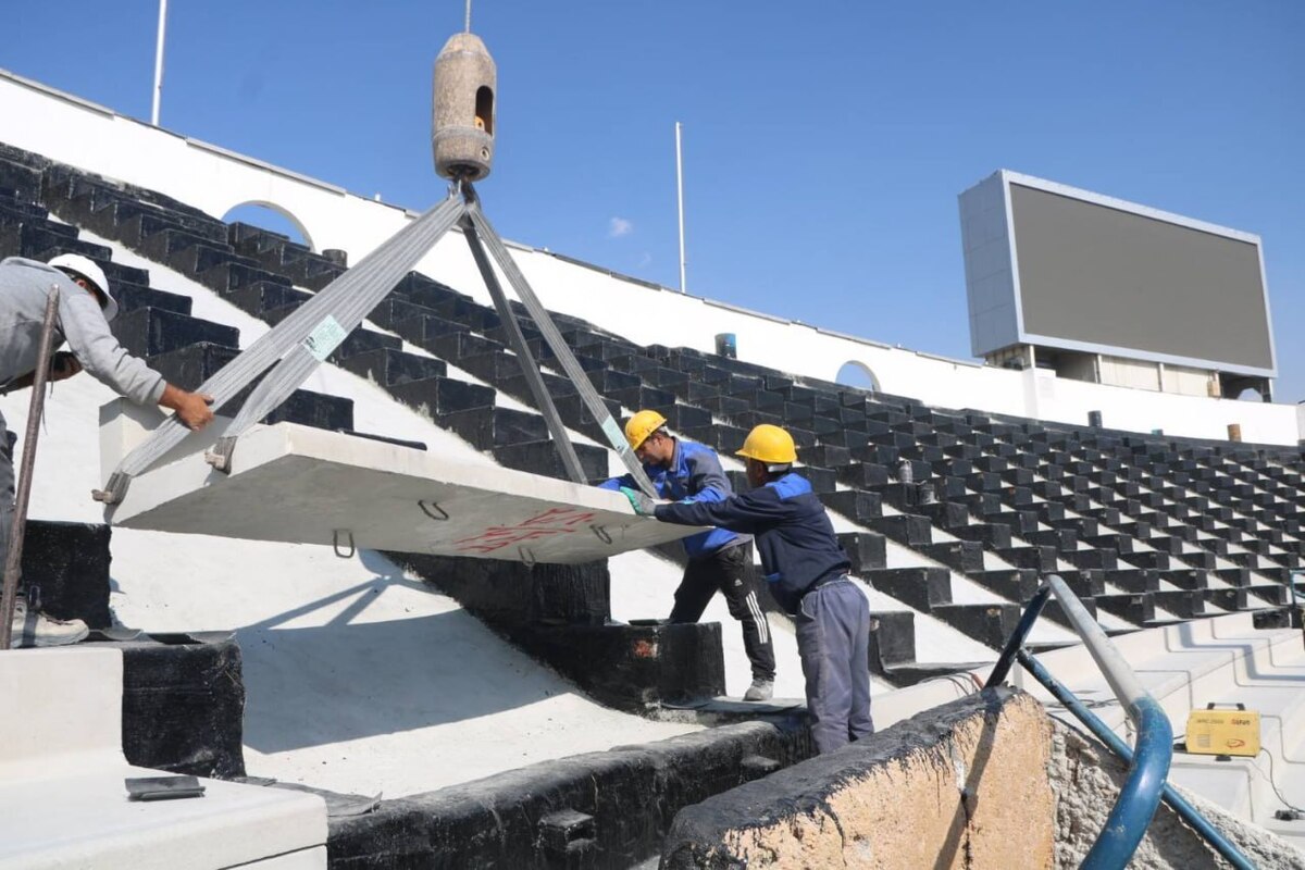 ادامه بازسازی ورزشگاه آزادی با نصب سکوهای بتونی ضلع شمالی