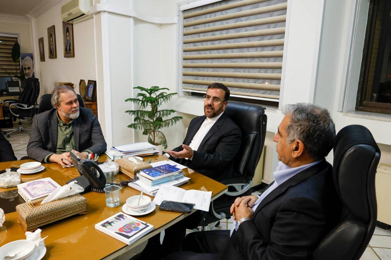 نشست مدیران سینمایی و برگزارکنندگان جشنواره جهانی فجر با مسئولان استان فارس در شیراز نشست مدیران سینمایی و برگزارکنندگان جشنواره جهانی فجر با مسئولان استان فارس در شیراز