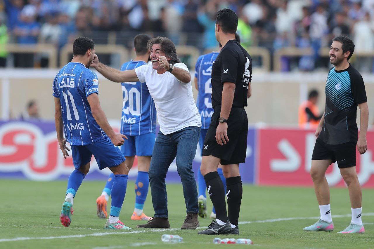 وداع اجباری هاشمیان با هواداران پرسپولیس و رفتن استقلال به اوج/ فیلمبردار عامل تأخیر بازی چادرملو - خیبر و شعار فولادیها علیه گلمحمدی وداع اجباری هاشمیان با هواداران پرسپولیس و رفتن استقلال به اوج/ فیلمبردار عامل تأخیر بازی چادرملو - خیبر و شعار فولادیها علیه گلمحمدی