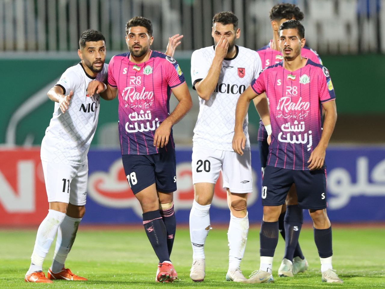 وداع اجباری هاشمیان با هواداران پرسپولیس و رفتن استقلال به اوج/ فیلمبردار عامل تأخیر بازی چادرملو - خیبر و شعار فولادیها علیه گلمحمدی وداع اجباری هاشمیان با هواداران پرسپولیس و رفتن استقلال به اوج/ فیلمبردار عامل تأخیر بازی چادرملو - خیبر و شعار فولادیها علیه گلمحمدی