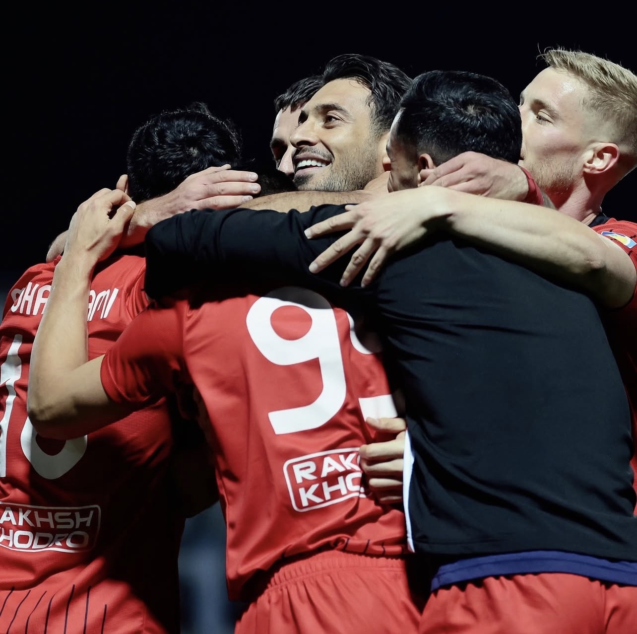 وداع اجباری هاشمیان با هواداران پرسپولیس و رفتن استقلال به اوج/ فیلمبردار عامل تأخیر بازی چادرملو - خیبر و شعار فولادیها علیه گلمحمدی وداع اجباری هاشمیان با هواداران پرسپولیس و رفتن استقلال به اوج/ فیلمبردار عامل تأخیر بازی چادرملو - خیبر و شعار فولادیها علیه گلمحمدی