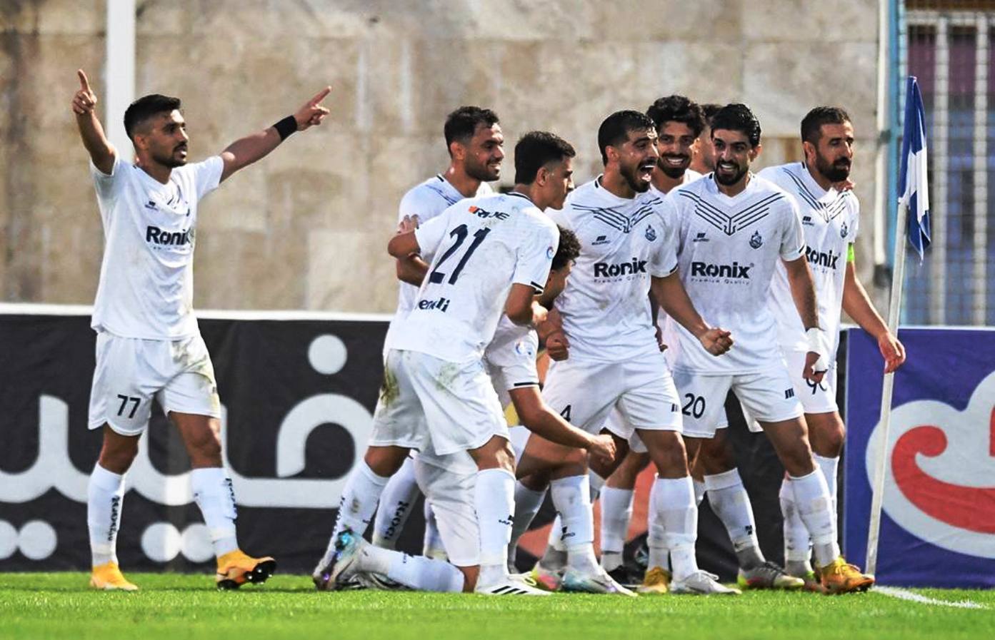 وداع اجباری هاشمیان با هواداران پرسپولیس و رفتن استقلال به اوج/ فیلمبردار عامل تأخیر بازی چادرملو - خیبر و شعار فولادیها علیه گلمحمدی وداع اجباری هاشمیان با هواداران پرسپولیس و رفتن استقلال به اوج/ فیلمبردار عامل تأخیر بازی چادرملو - خیبر و شعار فولادیها علیه گلمحمدی