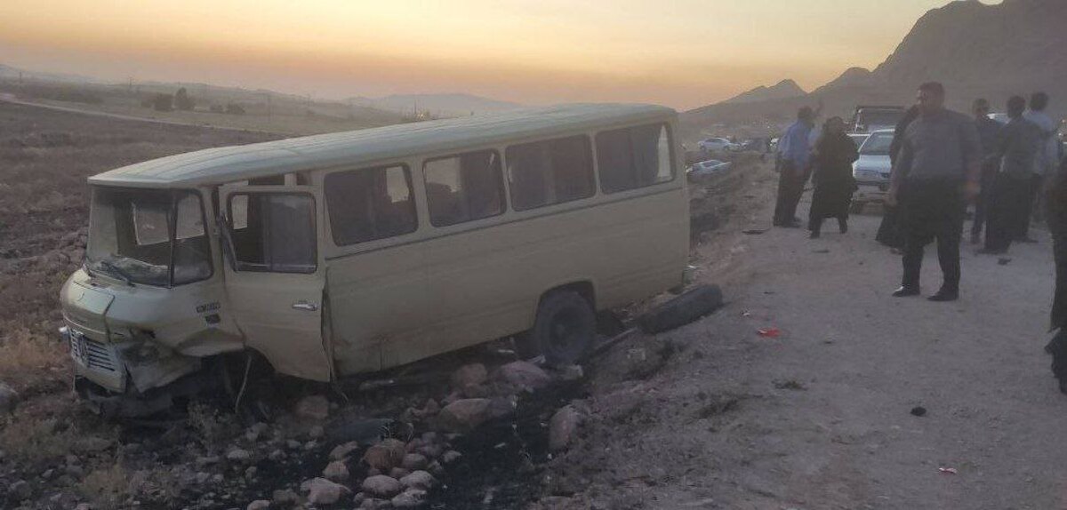۸ کارگر بر اثر واژگونی مینی‌بوس مصدوم شدند  خواب‌آلودگی راننده علت حادثه